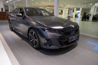 Yeni siyah BMW i5 eDrive40 elektrikli sedan, elektrikli araçlar, yeşil hareketlilik, çevre dostu ulaşım, otomotiv endüstrisindeki gelişmiş teknoloji Frankfurt, Almanya 'da 22 Ocak 2024