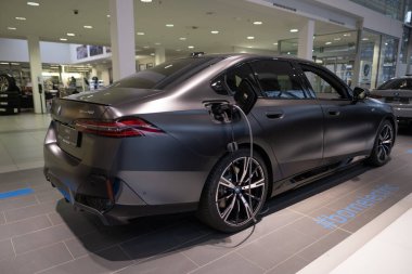 Yeni siyah BMW i5 eDrive40 elektrikli sedan, elektrikli araçlar, yeşil hareketlilik, çevre dostu ulaşım, otomotiv endüstrisindeki gelişmiş teknoloji Frankfurt, Almanya 'da 22 Ocak 2024