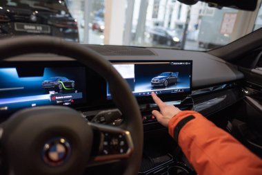 İç mekan, pilot kabini elektrikli araba koda Enyaq sergi salonunda, EV Volkswagen AG, otomotiv endüstrisinde teknoloji ve yenilik, Frankfurt, Almanya 'da çevre aracı gösterisi - 19 Ocak 2024 