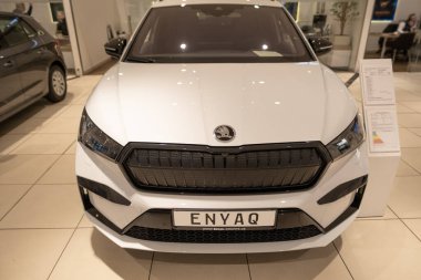 İç mekan, pilot kabini elektrikli araba koda Enyaq sergi salonunda, EV Volkswagen AG, otomotiv endüstrisinde teknoloji ve yenilik, Frankfurt, Almanya 'da çevre aracı gösterisi - 19 Ocak 2024 