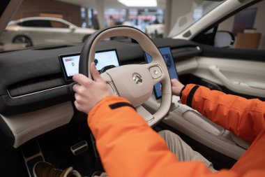 yakın çekimli erkek direksiyon, NIO EL7 Interior, kokpit modern EV, Test Çin Elektro-SUV, sürücü güvenliği, Avrupa 'da çevre aracı, Innovation, Frankfurt, Almanya - 31 Ocak 2024