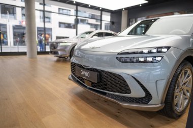 Stüdyo Frankfurt 'taki yeni elektrikli Hyundai Genesis GV60 otomobil modelinin farları, showroom' daki Koreli yolcu Electric SUV aracı, alternatif enerji, Frankfurt, Almanya - 31 Ocak 2024