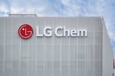 Ön cephe binasında LG kimya logosu, önde gelen küresel kimya şirketi, Güney Koreli LG Corporation, elektrikli araç akü üreticisi, Frankfurt, Almanya - 08 Şubat 2024