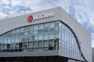 Ön cephe binasında LG kimya logosu, önde gelen küresel kimya şirketi, Güney Koreli LG Corporation, elektrikli araç akü üreticisi, Frankfurt, Almanya - 08 Şubat 2024