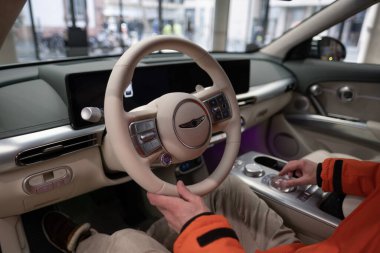 Direksiyon, İçişleri, Genesis GV60 Electric Car 'ın kokpiti, Koreli Hyundai markası, Avrupa' daki EV, otomotiv endüstrisindeki Eco-Friendly Innovation, Frankfurt, Almanya - 31 Ocak 2024
