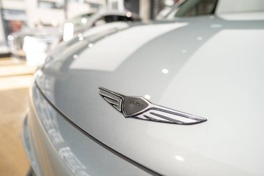 Yakın plan logoti, tüm elektrikli Hyundai Genesis GV60 modelinin bir parçası, galeride Koreli yolcu elektrikli SUV aracı, alternatif enerji gelişimi, Frankfurt, Almanya - 31 Ocak 2024