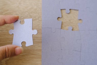 Kadın eli mukavva yapboz parçası, mantıksal beceriler, bulmaca çözme ve hafıza geliştirme, tamamlamak için iş kavramı