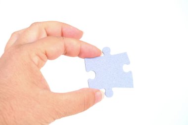 Kadın eli mukavva yapboz parçası, mantıksal beceriler, bulmaca çözme ve hafıza geliştirme, tamamlamak için iş kavramı