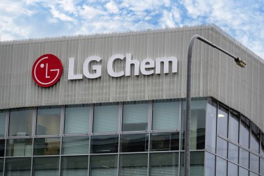 Ön cephe binasında LG kimya logosu, önde gelen küresel kimya şirketi, Güney Koreli LG Corporation, elektrikli araç akü üreticisi, Frankfurt, Almanya - 08 Şubat 2024