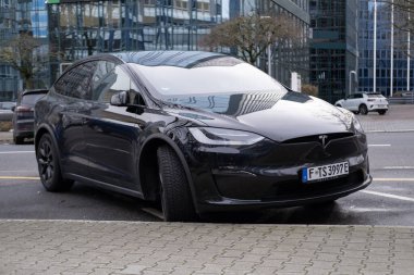 siyah elektrikli araba tesla, caddeye park edilmiş X Modeli, Elon Musk şirketinden popüler Elektro-SUV, alternatif enerji geliştirme, temiz enerji, her yenilik, Frankfurt, Almanya - 10 Şubat 2024