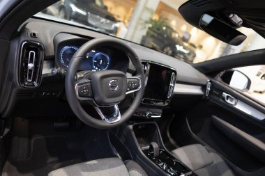 Direksiyon, sürücü sütunu, Volvo xc40 yeniden şarj arabasının kokpiti, dijital panel enstrümanları, otomotiv endüstrisindeki EV teknolojisi, Frankfurt, Almanya 'da çevre aracı gösterisi - 22 Ocak 2024