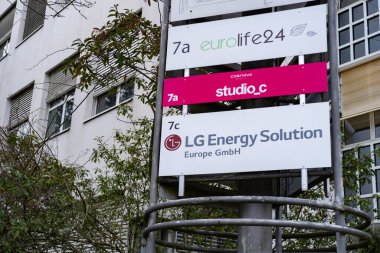 LG Enerji Çözümü Ltd pil üretim şirketi Advertising banner, Güney Kore LGES logosu üreten her pil üretimi, Technology, Frankfurt, Almanya 'da sürdürülebilir kalkınma - 10 Şubat 2024