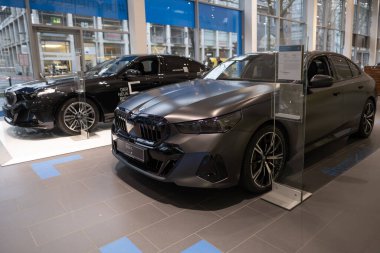 Yeni siyah BMW i5 eDrive40 elektrikli sedan, Yeşil Mobilite elektrikli araçlar, Çevre dostu ulaşım, otomotiv endüstrisinde gelişmiş teknoloji Frankfurt, Almanya 'da 22 Ocak 2024