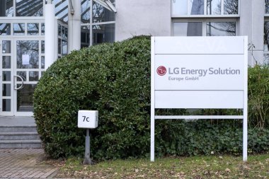 LG Enerji Çözümü Ltd pil üretim şirketi Advertising banner, Güney Kore LGES logosu üreten her pil üretimi, Technology, Frankfurt, Almanya 'da sürdürülebilir kalkınma - 10 Şubat 2024