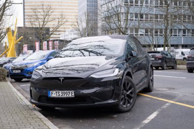 siyah elektrikli araba tesla, caddeye park edilmiş X Modeli, Elon Musk şirketinden popüler Elektro-SUV, alternatif enerji geliştirme, temiz enerji, her yenilik, Frankfurt, Almanya - 10 Şubat 2024