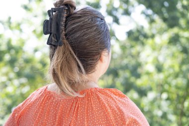 Orta yaşlı kadın ensesine yakın, uzun kahverengi saçlı, yaşlanan kadın, yaşla ilgili değişiklikler, özsaygı, saç bakımı.