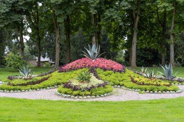 Güzel dekoratif çiçek yatakları ekili bir çağ İngiliz sarayı parkında Hesse-Homburg 'da ikametgah, eski Bad Homburg Sarayı