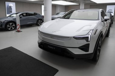 Stüdyo 'da Polestar 2 araba modeli, Volvos EV yan kuruluşu, sergi salonunda gri elektrikli yolcu aracı, alternatif enerji geliştirme, High Tech Technology, Stuttgart, Almanya - 16 Aralık 2024 