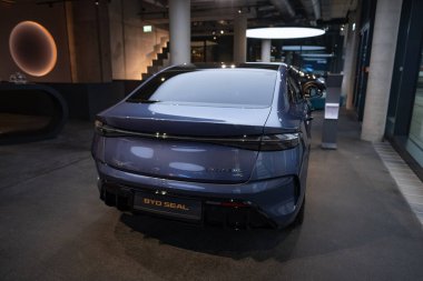 BYD Mühür 2024 Elektrikli Araba dikiz aynası, Stüdyoda leylak metalik SUV Çinli üretici, galeride zarif bir araç, Stuttgart, Almanya 'da otomotiv endüstrisinde yenilik - 26 Ocak 2024