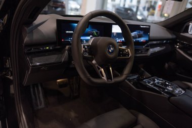 İçişleri, BMW i5 eDrive40 arabasının kokpiti, dijital panel, direksiyondaki aletler, otomotiv endüstrisindeki EV teknolojisi, Frankfurt, Almanya 'da çevresel araç gösterisi - 22 Ocak 2024