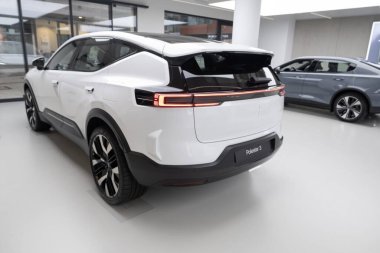 Stüdyo 'da Polestar 2 araba modeli, Volvos EV yan kuruluşu, sergi salonunda gri elektrikli yolcu aracı, alternatif enerji geliştirme, High Tech Technology, Stuttgart, Almanya - 16 Aralık 2024 