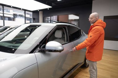 İnsan Genesis GV60 Electric Car, SUV Korean marka Hyundai Company in showroom, EV in Europe, Eco-Friendly Innovation in automotive industry show, Frankfurt, Almanya - 31 Ocak 2024