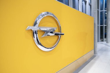 Sarı Opel Otomobil GmbH tabelaları yakın plan, tasarımda yenilik, araba dışı, otomobil detayları, teknolojik gelişmeler otomotiv endüstrisi, Stuttgart, Almanya - 26 Ocak 2024