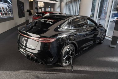 yeni siyah BYD Mühür 2024 Elektrikli Araba dikiz aynası, Stüdyoda Çinli üretici, galeride zarif araç, otomotiv endüstrisinde yenilik Frankfurt, Almanya 'da - 31 Ocak 2024