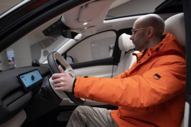 NIO EL7, dijital panel, iç mekan, kokpit modern EV, direksiyondaki erkek eller, sürücü güvenliği, Avrupa 'daki çevre aracı Frankfurt, Almanya - 31 Ocak 2024