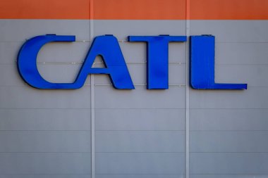 Reklam logosu CATL Çağdaş Amperex Technology Co. Cephe binasında sınırlı elektrikli araç bataryası üreticisi, Technology, Arnstadt, Almanya 'da sürdürülebilir kalkınma - 05 Şubat 2024