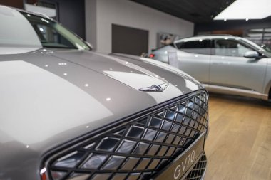 Gri Genesis ELECTRIFIED GV70 elektrikli otomobil, Kore Hyundai Motors firması sergi salonunda, Green Mobility, Innovation in automotive industry show, Frankfurt, Almanya - 31 Ocak 2024