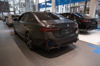 Yeni siyah BMW i5 eDrive40 elektrikli sedan, dikiz görüşlü elektrikli araçlar, Çevre dostu ulaşım, otomotiv endüstrisinde gelişmiş teknoloji Frankfurt, Almanya 'da 22 Ocak 2024