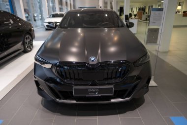 Yeni siyah BMW i5 eDrive40 elektrikli sedan, önden görünüşlü elektrikli araçlar, Eco-Friendly Transportation, otomotiv endüstrisinde gelişmiş teknoloji Frankfurt, Almanya 'da 22 Ocak 2024