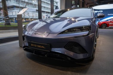 BYD Mühür 2024 Elektrikli Araba dikiz aynası, Stüdyoda leylak metalik SUV Çinli üretici, galeride zarif bir araç, Stuttgart, Almanya 'da otomotiv endüstrisinde yenilik - 26 Ocak 2024