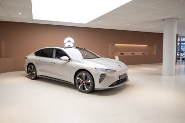 beyaz yeni NIO EL6 Electric Car, SUV Çinli marka Nio Company in showroom, EV in Europe, Eco-Friendly Transportation, Innovation in automotive industry show, Frankfurt, Almanya - 31 Ocak 2024