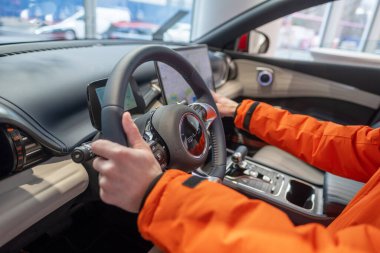 BYD ATTO 3 Car Electric Car kullanan bir adam, düğme düğmeleri, joystickler, EV Çinli BYD üreticisi, dahili ekipman, sürücü güvenliği, Frankfurt, Almanya - 31 Ocak 2024