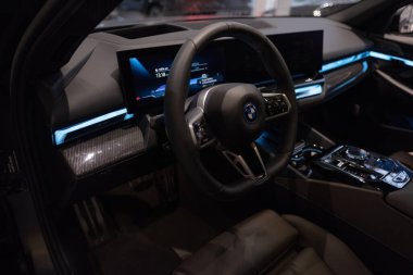 İçişleri, BMW i5 eDrive40 arabasının kokpiti, dijital panel, direksiyondaki aletler, otomotiv endüstrisindeki EV teknolojisi, Frankfurt, Almanya 'da çevresel araç gösterisi - 22 Ocak 2024