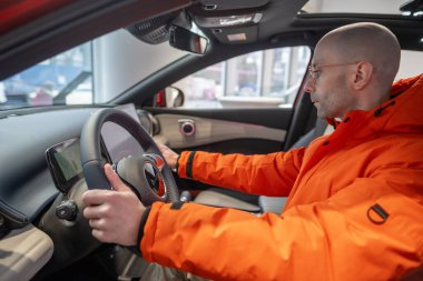 Erkek eller direksiyonda, iç mekanda, BYD ATTO 3 Car in Studio 'nun kokpiti, test sürüşü, elektrikli araç Çinli BYD üreticisi, otomotiv endüstrisi, Frankfurt, Almanya - 31 Ocak 2024