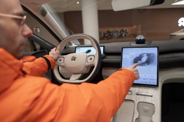Elektronik ekran, direksiyon simidi, NIO EL6 Interior, kokpit modern EV, Test Çin Elektro-SUV, sürücü güvenliği, Frankfurt, Almanya - 31 Ocak 2024