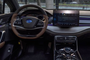 Direksiyon, elektrikli BYD Tang arabası, İçişleri, Kokpit, Enstrüman düğmeleri, BYD Otomobil, Dijital panel enstrümanları, Otomotiv Teknolojisi, Stuttgart, Almanya - 26 Ocak 2024