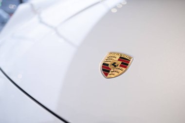 siyah Porsche Taycan GTS Turismo Spor Pili Elektrikli Araba, Logo kapakta, Porsche Otomobil Holding galeride, Otomotiv Endüstrisi Fuarı Wiesbaden, Almanya - 25 Ocak 2024