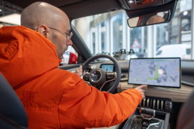 BYD ATTO 3 Car Electric Car kullanan adam, düğme düğmelerinde, joysticklerde, EV Çinli BYD üretici, dahili ekipman, sürücü güvenliği, Frankfurt, Almanya - 31 Ocak 2024