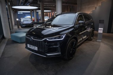 Yeni siyah BYD Tang Electric Car ön görüntüsü, EV Çinli BYD otomobil üreticisi, galeride elektrikli araç, Yeşil Mobilite, İnovasyon otomotiv endüstrisi, Stuttgart, Almanya - 26 Ocak 2024