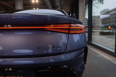 BYD Mühür 2024 Elektrikli Araba dikiz aynası, Stüdyoda leylak metalik SUV Çinli üretici, galeride zarif bir araç, Stuttgart, Almanya 'da otomotiv endüstrisinde yenilik - 26 Ocak 2024