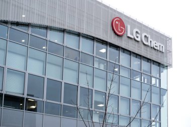 Ön cephe binasında LG kimya logosu, önde gelen küresel kimya şirketi, Güney Koreli LG Corporation, elektrikli araç akü üreticisi, Frankfurt, Almanya - 08 Şubat 2024