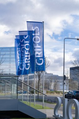 Küresel sağlık şirketi Grifols, plazmadan türetilmiş ilaçlar ve yenilikçi biyofarmasötik çözümler, biyofarmasötik teknolojiler ve uyuşturucular, Frankfurt, Almanya - 13 Şubat 2024