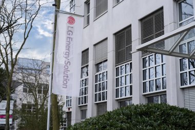 LG Enerji Çözümü Ltd pil üretim şirketi Advertising banner, Güney Kore LGES logosu üreten her pil üretimi, Technology, Frankfurt, Almanya 'da sürdürülebilir kalkınma - 10 Şubat 2024