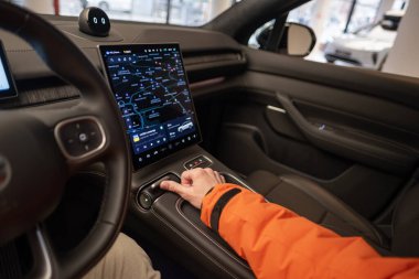 Elektronik ekran, direksiyon simidi, NIO EL6 Interior, kokpit modern EV, Test Çin Elektro-SUV, sürücü güvenliği, Frankfurt, Almanya - 31 Ocak 2024