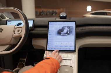 Elektronik ekran, direksiyon simidi, NIO EL6 Interior, kokpit modern EV, Test Çin Elektro-SUV, sürücü güvenliği, Frankfurt, Almanya - 31 Ocak 2024