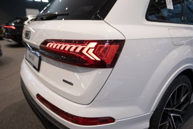 hibrid SUV Car Audi e-tron Q7 quattro, stop lambaları, vitrin arkası görünümlü beyaz çoklu araba, Sürdürülebilir Mobilite, Teknoloji otomotiv fuarı Frankfurt, Almanya - 22 Ocak 2024